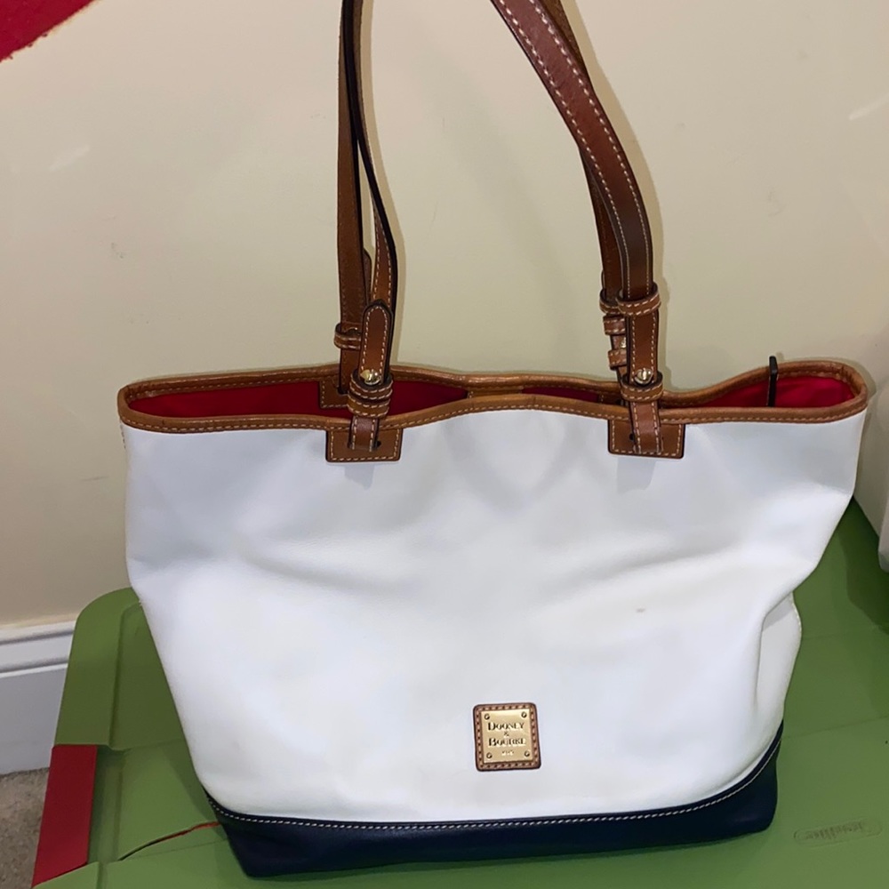 Dooney & Bourke tote bag with mini clutch included